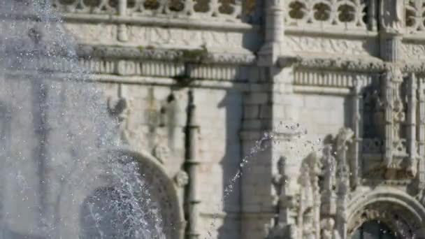 Monasterio de Jerónimos o Monasterio de Jerónimos, es un monasterio de la Orden de San Jerónimo situado cerca de la orilla de la parroquia de Belem, en el municipio de Lisboa, Portugal. . — Vídeos de Stock