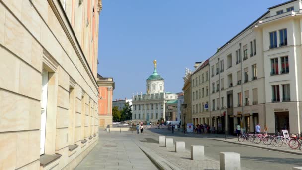 Potsdam Muzeum w ratuszu Staromiejskim miasta, Niemcy. Posiada jedną z największych kolekcji sztuki, kultury i historii regionalnej w Brandenburgii. — Wideo stockowe