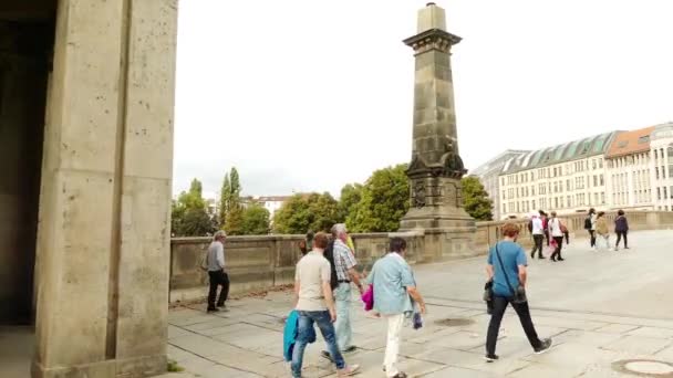 Fernsehturm ist der fernsehturm in berlin-mitte. in der nähe des alexanderplatzes in berlin-mitte wurde der turm 1969 von der verwaltung der demokratischen republik deutschland (gdr) errichtet.). — Stockvideo