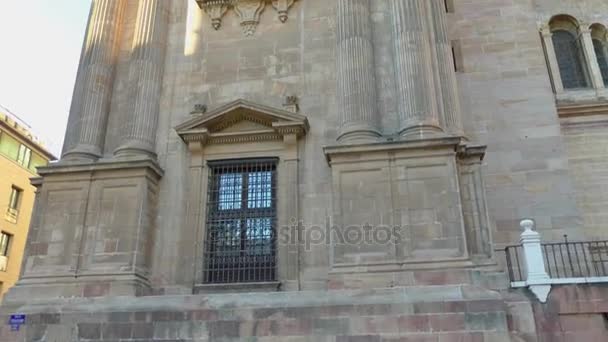 Кафедральный собор Малаги - римско-католическая церковь в городе Малага в Андалусии на юге Испании. Это в архитектурной традиции эпохи Возрождения. Он расположен в пределах средневековых мавританских стен . — стоковое видео