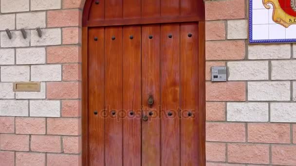 Puerta al final del edificio de la Escuela Pública Carmen Benítez en Sevilla, Andalucía, España . — Vídeos de Stock