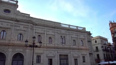 Seville şehir Konseyi Şehir Seville, genel yönetim, devlet İspanya'nın, cunta de Andalucia ve Diputacion de Sevilla ile birlikte dört kamu idareleri biridir.