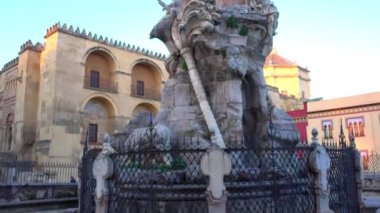 San Rafael Cordoba zaferi sütun. Cordoba Andalusia, Güney İspanya ve Cordoba eyaletinin başkenti bir şehirdir.