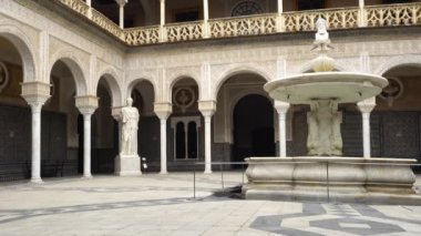 Sevilla, İspanya, daimi ikamet Medinaceli Dukes, Rönesans İtalyan ve Mudéjar stilleri, prototip Endülüs Sarayı'nın Endülüs sarayda La Casa de Pilatos (Pilate ev) olduğunu.
