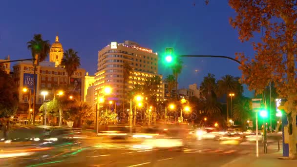 Opierając się na Avenida de Manuel Agustin Herediain Malaga. Malaga jest gmina, w wspólnocie autonomicznej Andaluzja, Hiszpania. Najbardziej wysuniętym na południe duże miasto w Europie, leży na wybrzeżu Costa del Sol Śródziemnego — Wideo stockowe