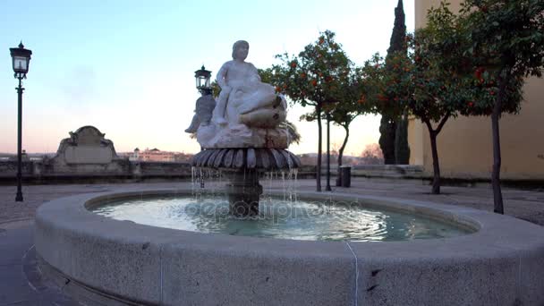 Fuente sobre Triunfo de San Rafael en Córdoba. Córdoba es una ciudad en Andalucía, sur de España, y capital de la provincia de Córdoba . — Vídeo de stock