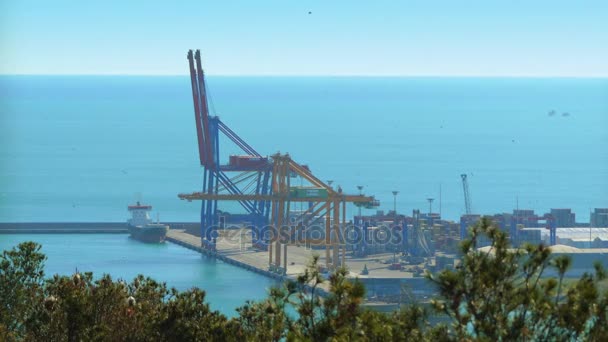 Port w Maladze. Malaga jest gmina, w wspólnocie autonomicznej Andaluzja, Hiszpania. Najbardziej wysuniętym na południe duże miasto w Europie, leży na Costa del Sol z Morza Śródziemnego. — Wideo stockowe