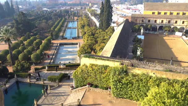 Alcazar de los Reyes Cristianos (hrad křesťanských panovníků) v Córdobě, Andalusie, Španělsko. Pevnost sloužila jako jeden z primárních rezidencí Isabella já Kastilie a Aragonu. — Stock video