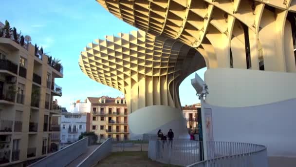 Metropol napernyő (Las Setas de la Encarnacion, megtestesülése barátait gomba) a fából készült szerkezet német építész, Jürgen Mayer található a régi negyedében Sevilla, Andalúzia, Spanyolország. — Stock videók