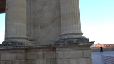 Puerta del Puente (Gate Köprüsü) Cordoba, Endülüs, İspanya Rönesans kapısıdır. Gate Köprüsü Francisco de Montalban ve Hernan Ruiz III tarafından inşa etmeye başladı.