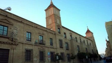 Piskoposluk Sarayı Cordoba, İspanya'da yer alır. Bu hemen karşısında Batı açık olan Cordoba Mosquecathedral şehrin tarihi merkezinde bulunmaktadır.
