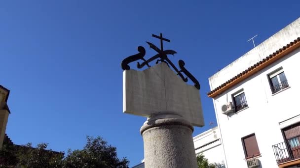 San Pedro (São Pedro) é uma basílica menor em Córdoba, Andaluzia, Espanha. Igreja está localizada na praça do bairro (bairro) com o seu nome. É Bien de Interes Monumento cultural . — Vídeo de Stock