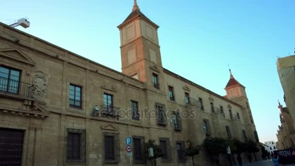 Επισκοπικό παλάτι βρίσκεται στην Κόρδοβα, Ισπανία. Βρίσκεται στο ιστορικό κέντρο της πόλης, ακριβώς απέναντι από το δυτικό μέτωπο του Mosquecathedral της Κόρδοβα. — Αρχείο Βίντεο