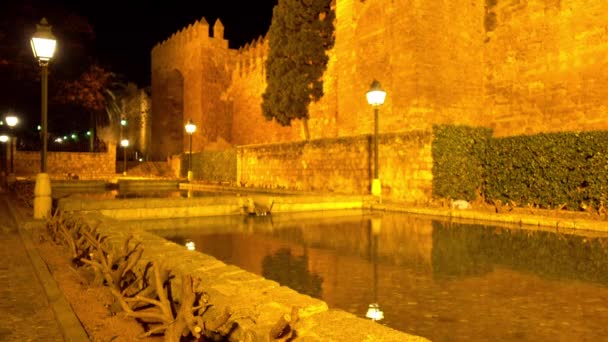 Porta Almodovar di origine araba o Porta Nogal (Bab al-Chawz) o Porta Badajoz, che costituisce una delle porte di accesso alla parete ovest, che sono conservati al giorno d'oggi dei recinti medievali di Cordova, Spagna . — Video Stock