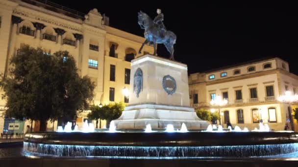Statue des großen Kapitäns auf der Plaza de las Tendillas von Cordoba. Platz der tendillas befindet sich in der stadt cordova, spanien, in der nähe des alten römischen forums, in der nähe der straßen cruz conde und gondomar — Stockvideo