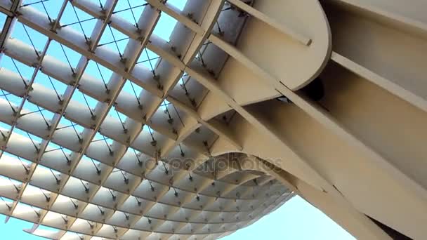 Metropol napernyő (Las Setas de la Encarnacion, megtestesülése barátait gomba) a fából készült szerkezet német építész, Jürgen Mayer található a régi negyedében Sevilla, Andalúzia, Spanyolország. — Stock videók
