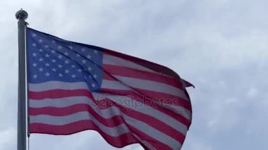 Genellikle Amerikan bayrağı adlandırılan İngiltere, Amerika Birleşik Devletleri Ulusal bayraktır. Stars and Stripes, eski zafer ve marşı bayrak için takma içerir.