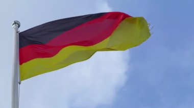 Almanya bayraktır üç eşit yatay bantlar Almanya'nın ulusal renkleri görüntüleme oluşan tricolour: siyah, kırmızı ve altın. Bu 1919 yılında, Weimar Cumhuriyeti sırasında kabul.