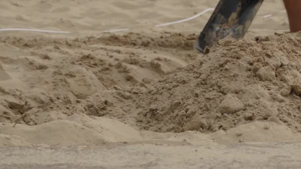 남자는 전기 케이블을 놓기를 위한 삽 모래 세트. — 비디오
