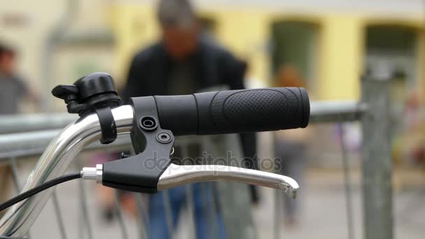 Bicycle handle on background of city landscape. — Stock Video