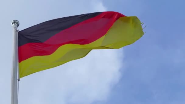 Bandera de Alemania es tricolor que consta de tres bandas horizontales iguales que muestran los colores nacionales de Alemania: negro, rojo y oro. Adoptó en 1919, durante la República de Weimar . — Vídeo de stock