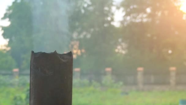 Humo de pipa. Campamento de campo cocina en leña en el campamento turístico de verano . — Vídeo de stock