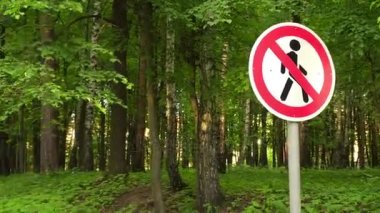 Yaz aylarında Şehir Parkı yasak bölgede güzel küçük kız girer.