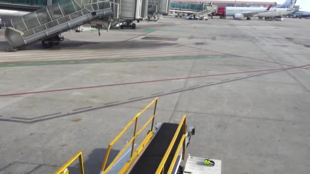 Malaga, İspanya - 31 Ocak 2017: Costa del Sol Havaalanı (Agp, Lemg) — Stok video
