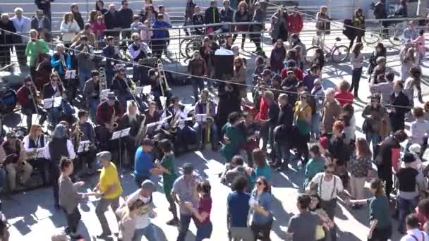 MALAGA, ESPAÑA - 22 DE ENERO DE 2017: Baile con orquesta en Embankment en Málaga. Málaga es un municipio español de la Comunidad Autónoma de Andalucía. La ciudad más grande del sur de Europa . — Vídeo de stock