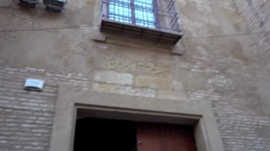 Piskoposluk Sarayı Cordoba, İspanya'da yer alır. Hemen karşısında cami önü Batı şehrin tarihi merkezinde yer alır? Cordoba Katedrali.