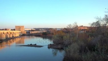 Cordoba Roma köprüsü küçük korunmuş alan Sotos de la Albolafia, Cordoba, Andalusia, Güney İspanya, erken 1. yüzyılda inşa edilmiş Guadalquivir Nehri olarak bilinen tarihi merkezinde köprüdür.