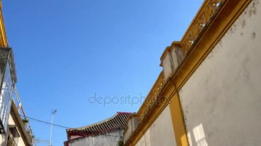 Muro de los Navarros Street Seville, Endülüs, İspanya binalarda. Seville Guadalquivir Nehri ovada yer alır.