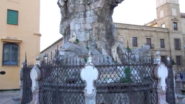 Kolom van triomf van San Rafael in Cordoba. Cordoba is een stad in Andalusië, Zuid-Spanje en hoofdstad van de provincie van Cordoba. — Stockvideo