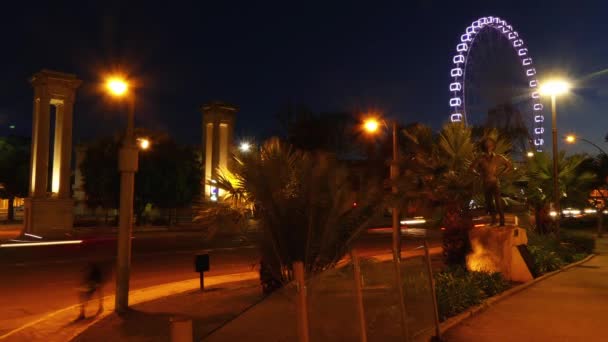 Malaga Ferris Wheel, also known as Noria Mirador Princess, is stellar, 70 meter-high observation wheel based in Malaga port, Spain. Attraction offers breathtaking panoramic views up to 30 kilometers. — Stock Video