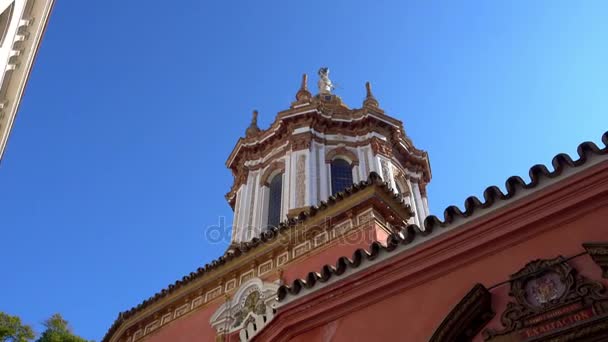 圣卡塔利娜教堂是一座教堂位于塞维利亚，西班牙。它被宣布 Bien de 国米？ s 文化在 1912 年. — 图库视频影像
