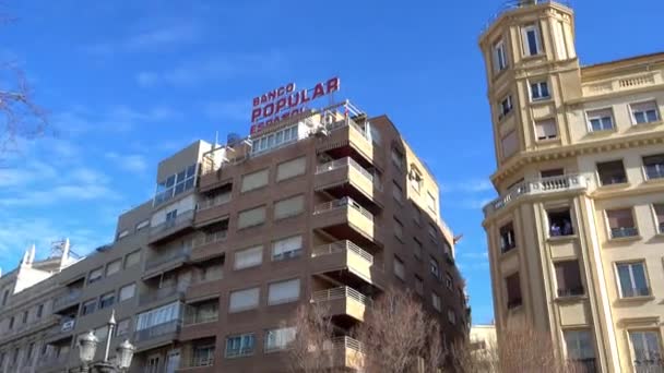 Straat Recogidas in Granada. Granada is stad in de autonome gemeenschap van Andalusië, gelegen aan de voet van de Sierra Nevada bergen, op rivieren Beiro, Darro en Genil Monachil. — Stockvideo