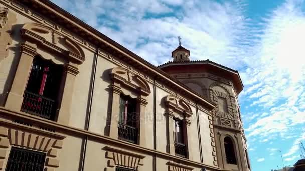 Bibataubin ligt tussen de basiliek van de Maagd van Angustias, fontein van Batallas en plein van Mariana Pineda. Barok ogende gebouw met Cuonsultivo Raad van Andalusië, Spanje. — Stockvideo