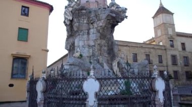 San Rafael Cordoba zaferi sütun. Cordoba Andalusia, Güney İspanya ve Cordoba eyaletinin başkenti bir şehirdir.