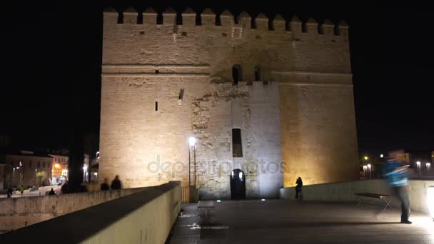 Calahorra 塔在科尔多瓦，起源于伊斯兰教在西班牙安达卢西亚自治区历史中心是坚固的门。塔建成在 12 世纪后期，由 Almohads 来保护罗马桥在瓜达尔基维尔. — 图库视频影像