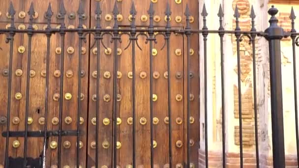 Antiguo convento de la Tercera Orden de San Francisco de la ciudad de Sevilla, España, es complejo de edificios situados entre la plaza Ponce de León y la calle Sol, de la que iglesia . — Vídeos de Stock