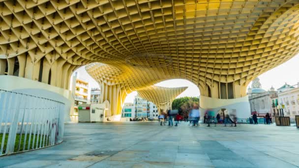 Metropol Parasol (Las Setas de la Encarnacion, inkarnations svamp) är träkonstruktion av tyska arkitekten Jurgen Mayer ligger i gamla kvarteren i Sevilla, Andalusien, Spanien. — Stockvideo