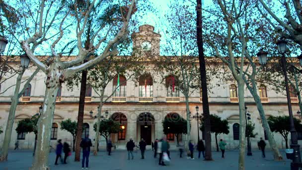 Sevilha é uma das quatro administrações públicas da cidade de Sevilha, juntamente com a Administração Geral do Estado de Espanha, Junta de Andaluzia e Diputacion de Sevilha. . — Vídeo de Stock