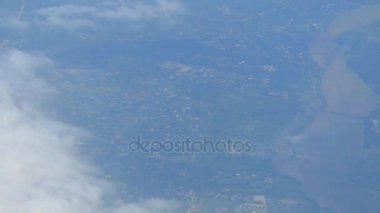 Dünya ve bulutlar uçak penceresinden görünümü.