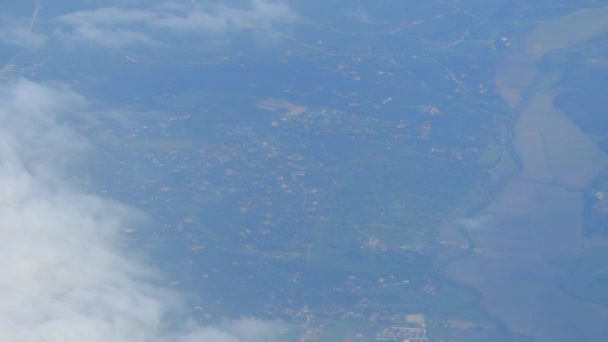 Vista della terra e delle nuvole dal finestrino dell'aereo . — Video Stock