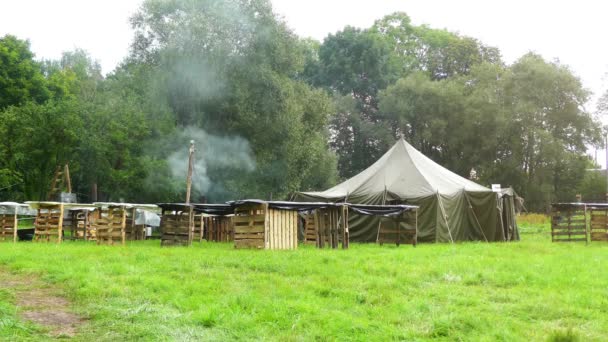 Stanový tábor v létě zalesněné oblasti s táborové kuchyně. — Stock video