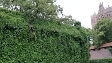 Castle, Germen sırasına göre Malbork yüzey alanı tarafından dünyanın en büyük kalesidir. Bir Ordensburg kale şeklinde Töton Şövalyeleri tarafından Marienburg, Prusya içinde inşa edilmiş.