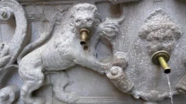 Çeşme Basilica of Our Lady, Angustias Granada şehrinde duvara. Şehirde otonom Endülüs, İspanya ' nın Sierra Nevada Dağları eteğinde bulunan Granada olduğunu.