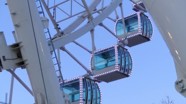 Malaga Ferris Wheel, znany również jako księżniczka Mirador Noria jest gwiazd, 70 metrowe obserwacji koła z siedzibą w porcie w Maladze, Hiszpania. Atrakcją oferuje zapierające dech w piersiach widoki do 30 km. — Wideo stockowe