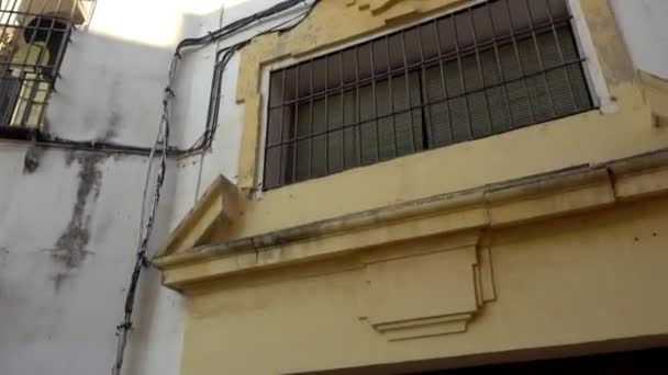 Oude gebouwen op Porteria de Santa Clara-straat in Cordoba, Andalusië, Spanje — Stockvideo