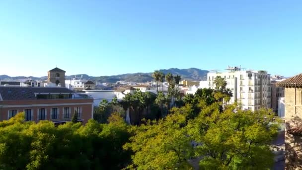 Alcazaba ist eine palastartige Festung in Malaga, Spanien. Es wurde Anfang des 11. Jahrhunderts von einer Hamam-Dynastie erbaut. Zitadelle auf einem Hügel mit Blick auf den Hafen erbaut und besteht aus zwei ummauerten Einfriedungen. — Stockvideo